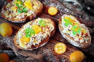 Брускетта с печенью трески и апельсином