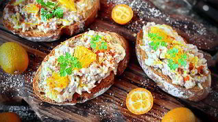 Брускетта с печенью трески и апельсином