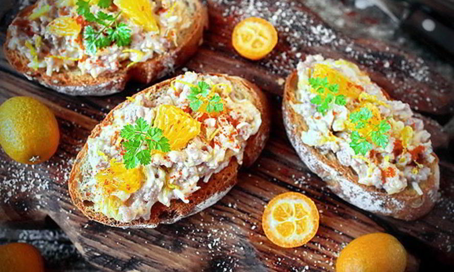 Рецепт брускетты с печенью трески и апельсином