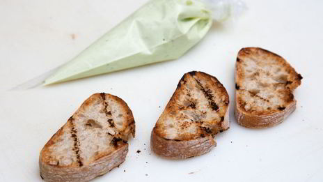 брускетта с печенью трески