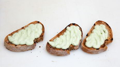 брускетта с печенью трески