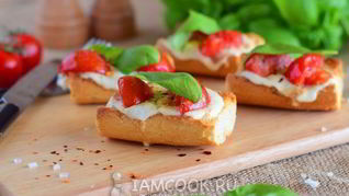 Брускетта с помидорами черри и моцареллой