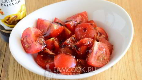 брускетта с помидорами черри и моцареллой