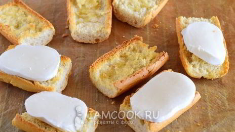 брускетта с помидорами черри и моцареллой