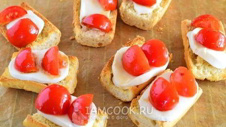 брускетта с помидорами черри и моцареллой