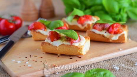 брускетта с помидорами черри и моцареллой