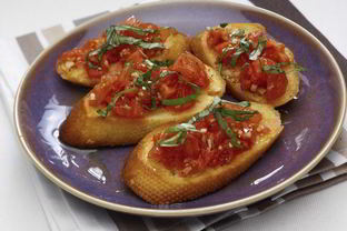 Брускетта с помидорами и базиликом