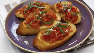 Брускетта с помидорами и базиликом