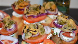 Брускетта с помидорами и мидиями