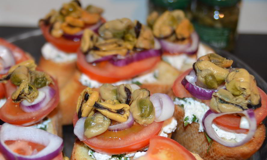 Рецепт брускетты с помидорами и мидиями