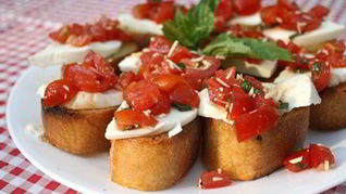 Брускетта с помидорами и моцареллой
