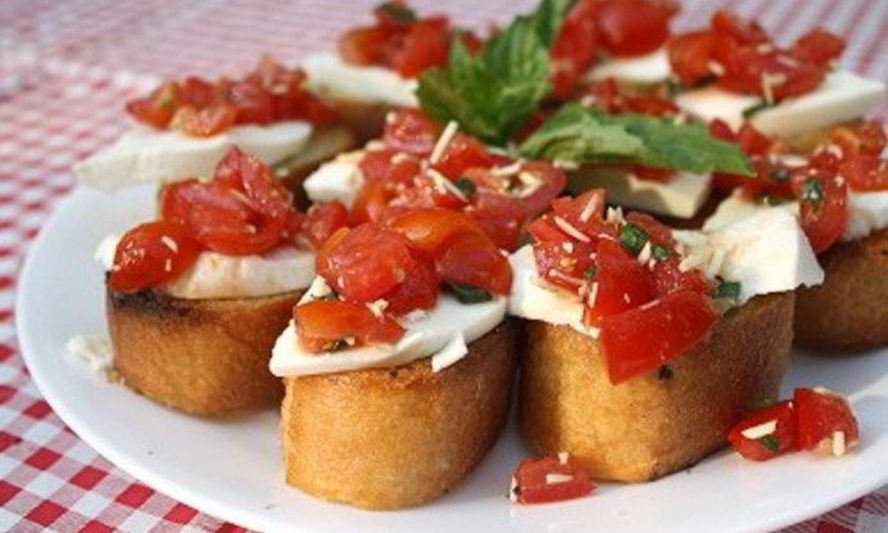 Рецепт брускетты с помидорами и моцареллой