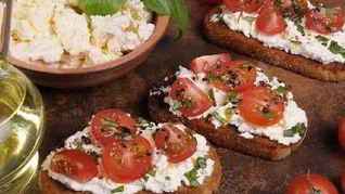 Брускетта с помидорами и творожным сыром