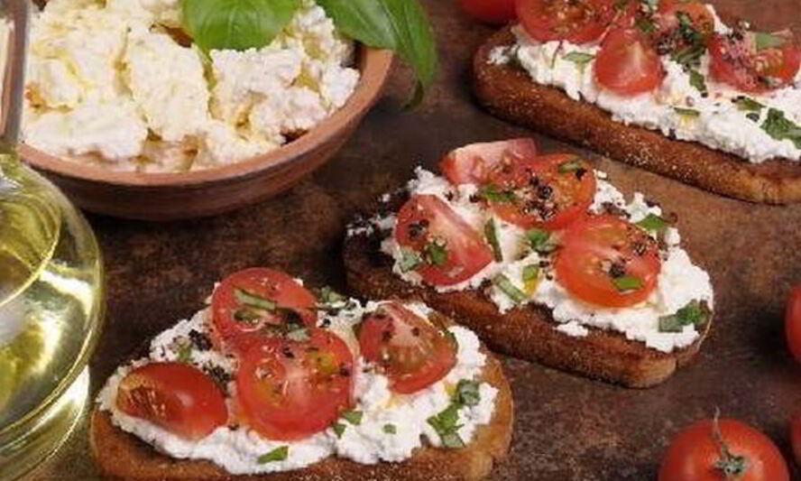 Рецепт брускетты с помидорами и творожным сыром