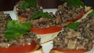 Брускетта с помидорами, шампиньонами и луком
