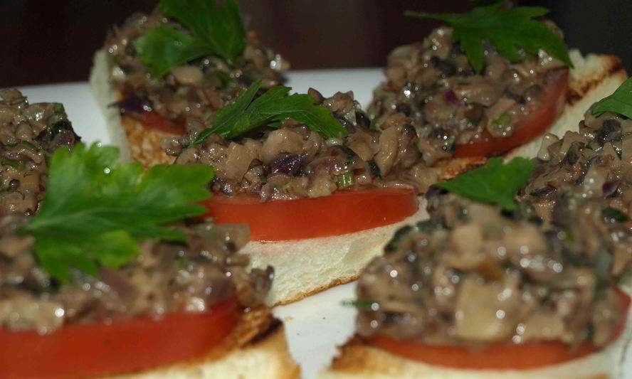 Рецепт брускетты с помидорами, шампиньонами и луком