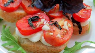 Брускетта с помидорами, сыром и базиликом