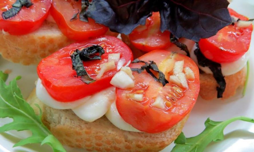 Рецепт брускетты с помидорами, сыром и базиликом