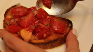 Брускетта с помидорами