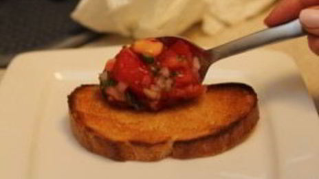 брускетта с помидорами