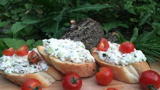 Брускетта с рикоттой и паприкой