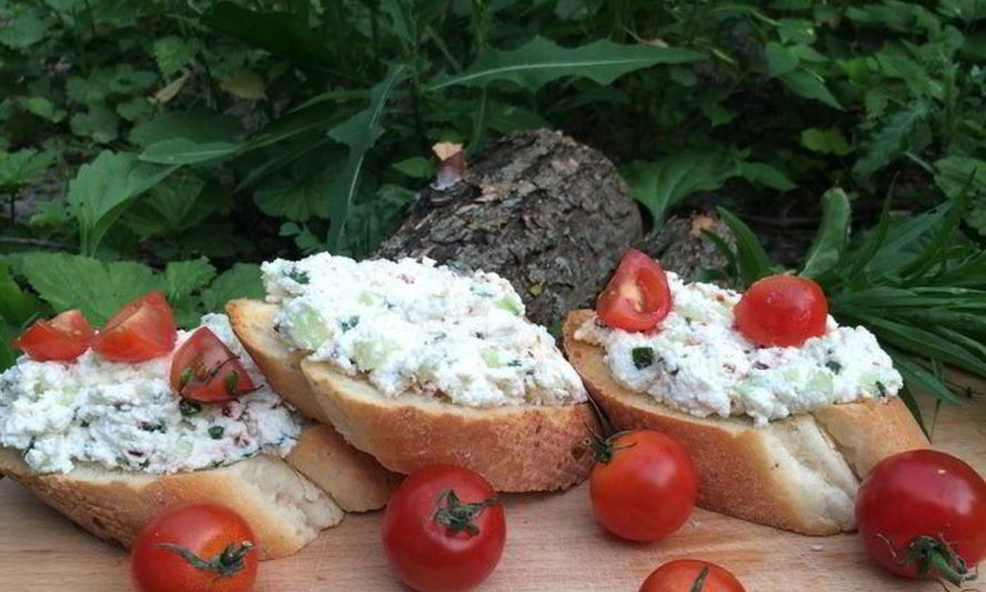 Рецепт брускетты с рикоттой и паприкой