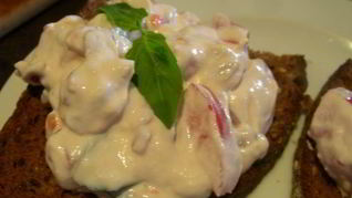 Брускетта с рикоттой, помидорами и базиликом