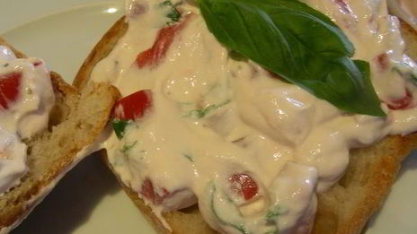 брускетта с рикоттой, помидорами и базиликом