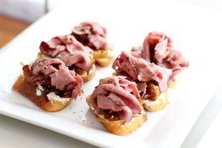 Брускетта с ростбифом