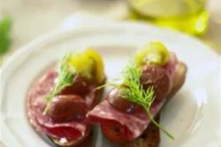 Брускетта с салями и печеными помидорами