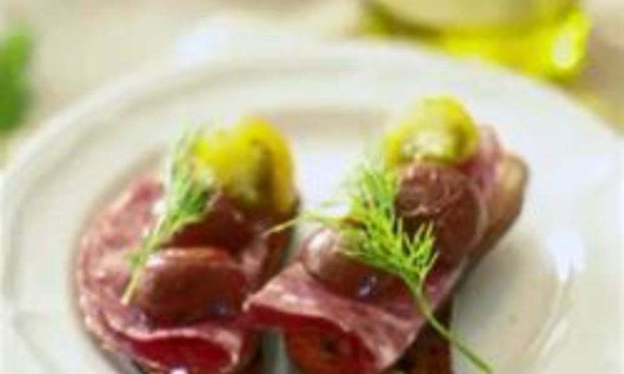 Рецепт брускетты с салями и печеными помидорами