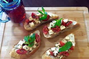 Брускетта с сулугуни