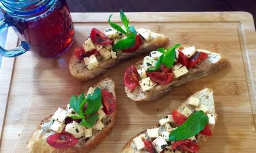 Рецепт брускетты с сулугуни