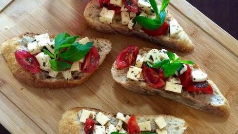 брускетта с сулугуни