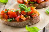 Брускетта с томатами и базиликом