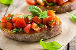 Брускетта с томатами и базиликом