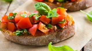 Брускетта с томатами и базиликом