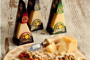 Брускетта с томатами, кедровыми орехами и сыром