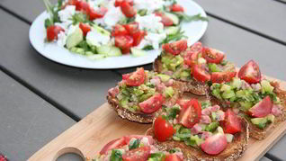 Брускетта с цукини, зеленым луком и беконом