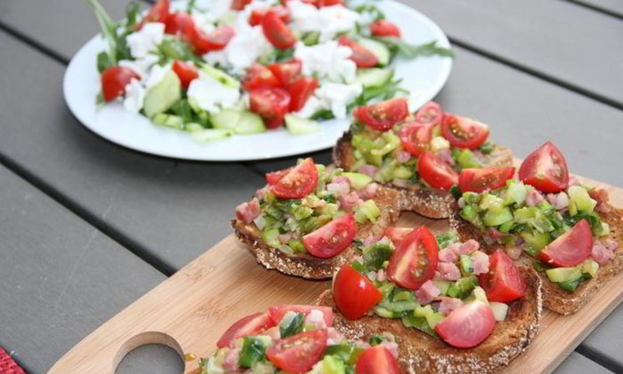 Рецепт брускетты с цукини, зеленым луком и беконом