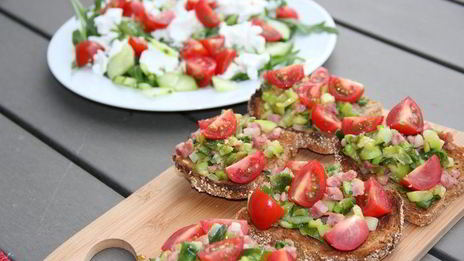 брускетта с цукини, зеленым луком и беконом