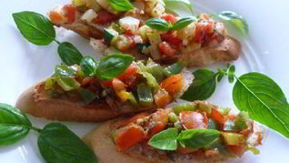 Брускетта с цуккини и болгарским перцем