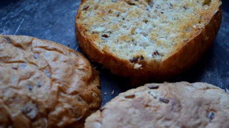 брускетта с творогом и красной рыбой