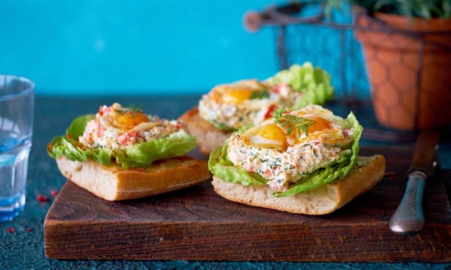 Рецепт брускетты с творогом, икрой и перепелиным яйцом