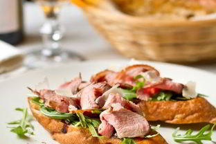 Брускетта с уткой, рукколой и бальзамическим соусом