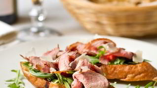 Брускетта с уткой, рукколой и бальзамическим соусом