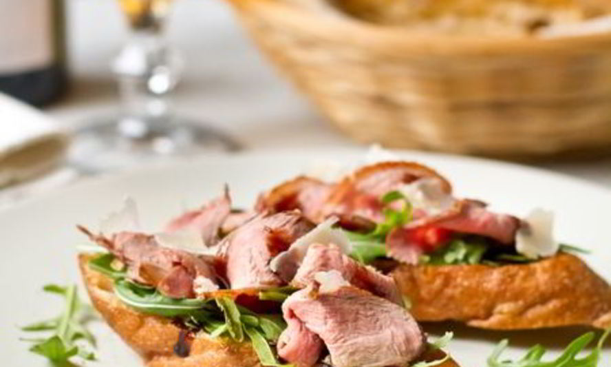 Рецепт брускетты с уткой, рукколой и бальзамическим соусом