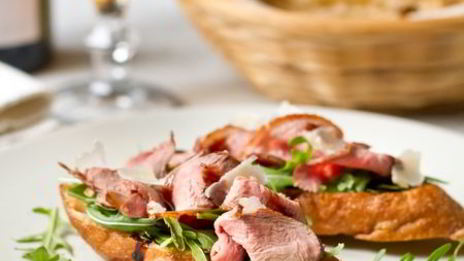 брускетта с уткой, рукколой и бальзамическим соусом