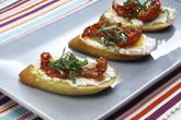 Брускетта с вялеными помидорами и козьим сыром