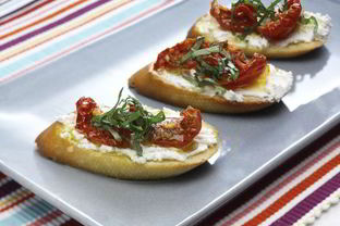 Брускетта с вялеными помидорами и козьим сыром